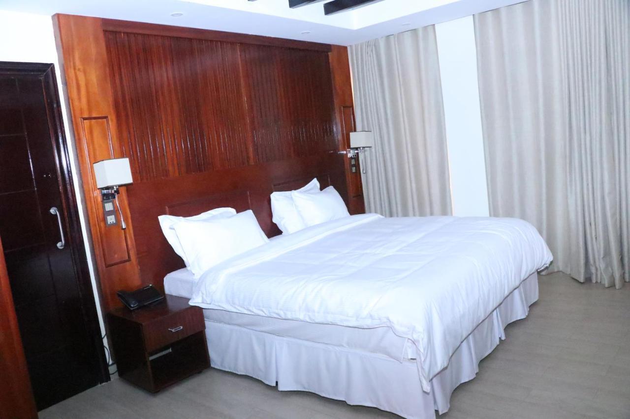 Sainte Famille Hotel Kigali Extérieur photo